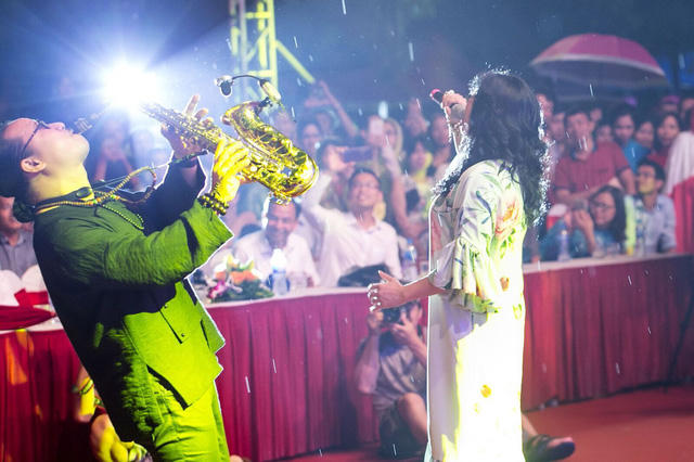 Diva Thanh Lam thăng hoa hết mình cùng tiếng kèn của nhạc sĩ Trần Mạnh Tuấn. Dù trời mưa nhưng khán giả vẫn mặc áo mưa, che ô... đứng xem nghệ sĩ biểu diễn cho đến khi tan cuộc.