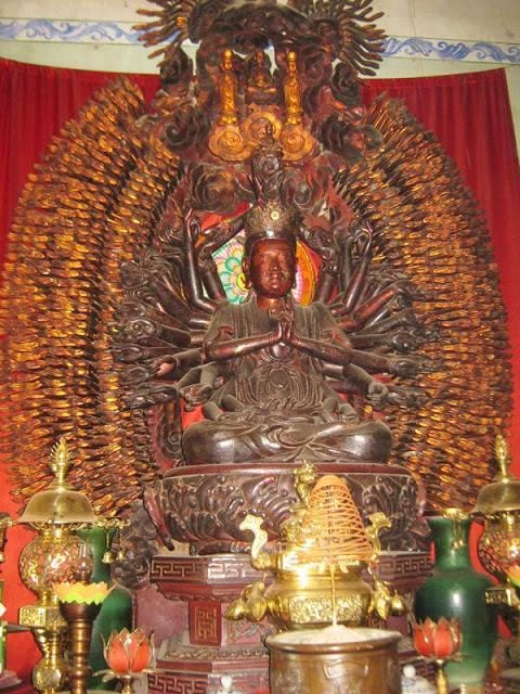 Tượng Quán Thế Âm tôn thờ tại chùa Mễ Sở (huyện Văn Giang - Hưng Yên) có 1.113 tay và 1.113 mắt. Ảnh tư liệu