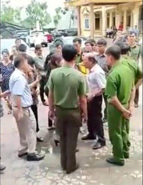 Kết thúc phiên đấu giá, nhiều người tham gia đấu giá cho rằng cuộc đấu giá không minh bạch nên vây lấy cán bộ đấu giá.