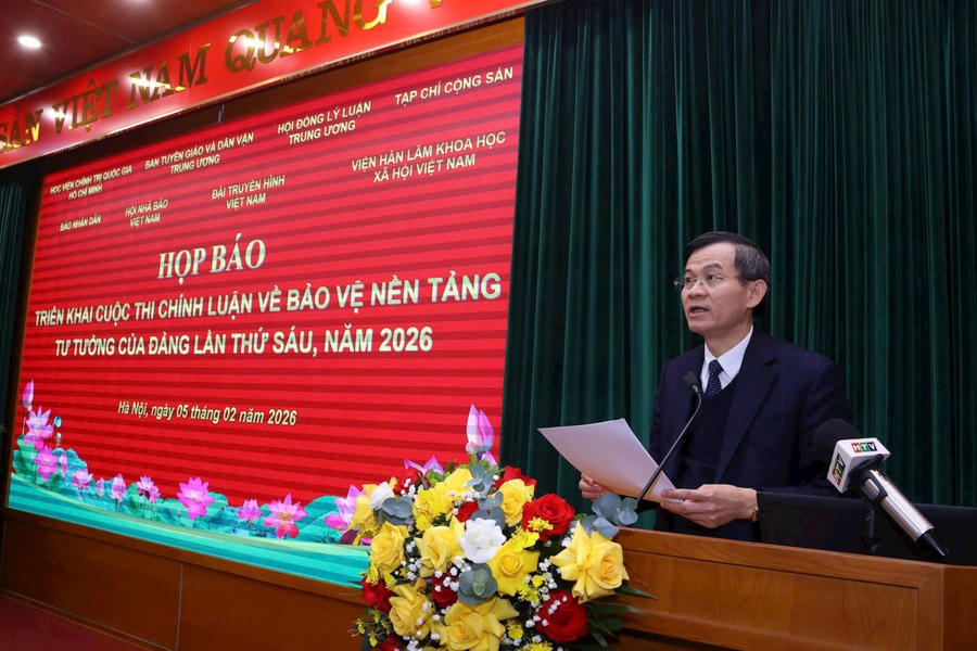 PGS. TS Đoàn Minh Huấn, Ủy viên Bộ Chính trị, Giám đốc Học viện Chính trị quốc gia Hồ Chí Minh phát biểu tại họp báo.