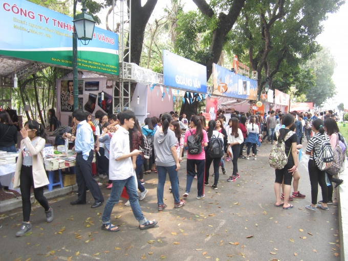 Rất đông người tới tham dự hội chợ.