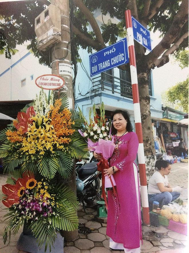 Bà Bùi Minh Thủy tại con đường mang tên cha mình