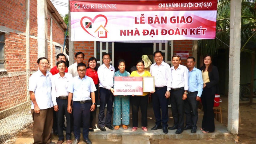 Năm 2025, Agribank Chi nhánh Tiền Giang đã xây tặng 16 căn nhà đại đoàn kết cho các hộ có hoàn cảnh khó khăn.
