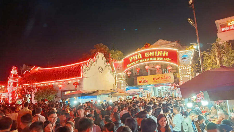 Hàng vạn người đổ về chợ “mua may, bán rủi” Viềng Xuân- Phủ Dầy