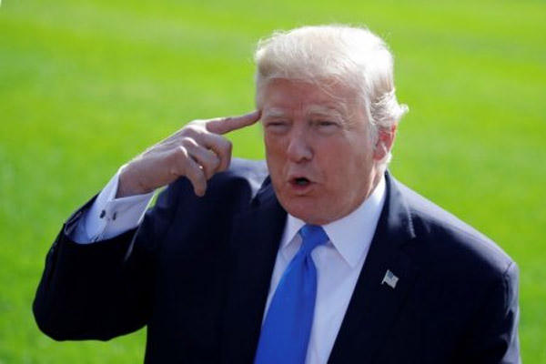Tổng thống Trump trò chuyện với các phóng viên bên ngoài Nhà Trắng hôm 25/10. (Ảnh: Reuters)