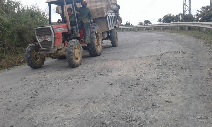 Nhiều đoạn đường QL 27 bong tróc, tiềm ẩn nguy hiểm tai nạn giao thông. (ảnh chụp tháng 1/2019).