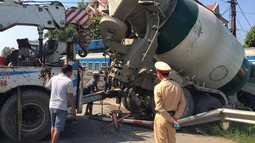 Lực lượng CSGT thuộc Phòng CSGT Công an tỉnh Bắc Giang đã lập tức có mặt xử lý sự việc, giải quyết tránh ách tắc trên tuyến Quốc lộ.