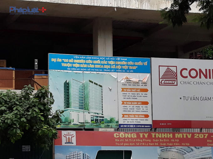 Bảng thông tin tại cổng dự án.