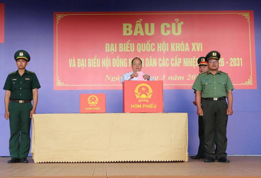 Ông Nguyễn Hồ Hải - Ủy viên BCH TW Đảng, Bí thư Tỉnh ủy Cà Mau, dự lễ khai mạc tại khu vực bỏ phiếu số 9, ấp Khai Long (đơn vị bầu cử số 3, xã Đất Mũi) và thực hiện quyền bầu cử (Ảnh BTC cung cấp).