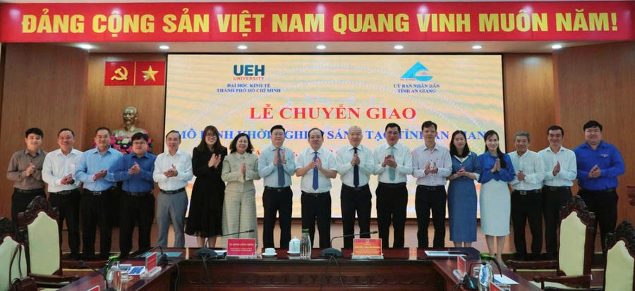 Các đại biểu tham dự buổi lễ.