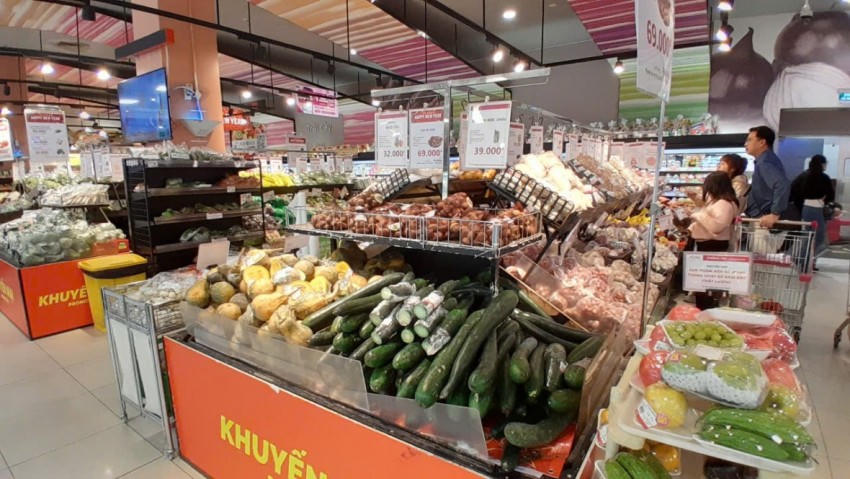 Chị Nguyễn Nhật Thuỷ (tại Bát Tràng, Hà Nội) cho hay, dịp nghỉ lễ Dương Lịch 2026, tại AEON Mall Long Biên - Hà Nội áp dụng nhiều chương trình khuyến mại, đây vừa là dịp để gia đình đi chơi vừa để mua sắm, các mặt hàng từ hoa quả, bánh kẹo, rau thịt, cá... đều có trương trình khuyến mại, giảm giá tới 50/% với người tiêu dùng.