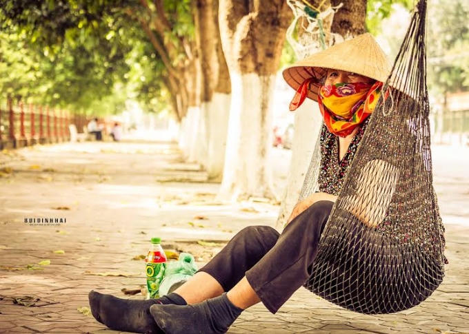 Mệt mỏi và lo lắng cho công cuộc mưu sình đời thường.