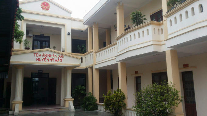 TAND huyện Mỹ Hào Hưng Yên xét xử bị cáo Hoan về tội trộm cắp tài sản khi lấy những tảng đá ở bãi rác.