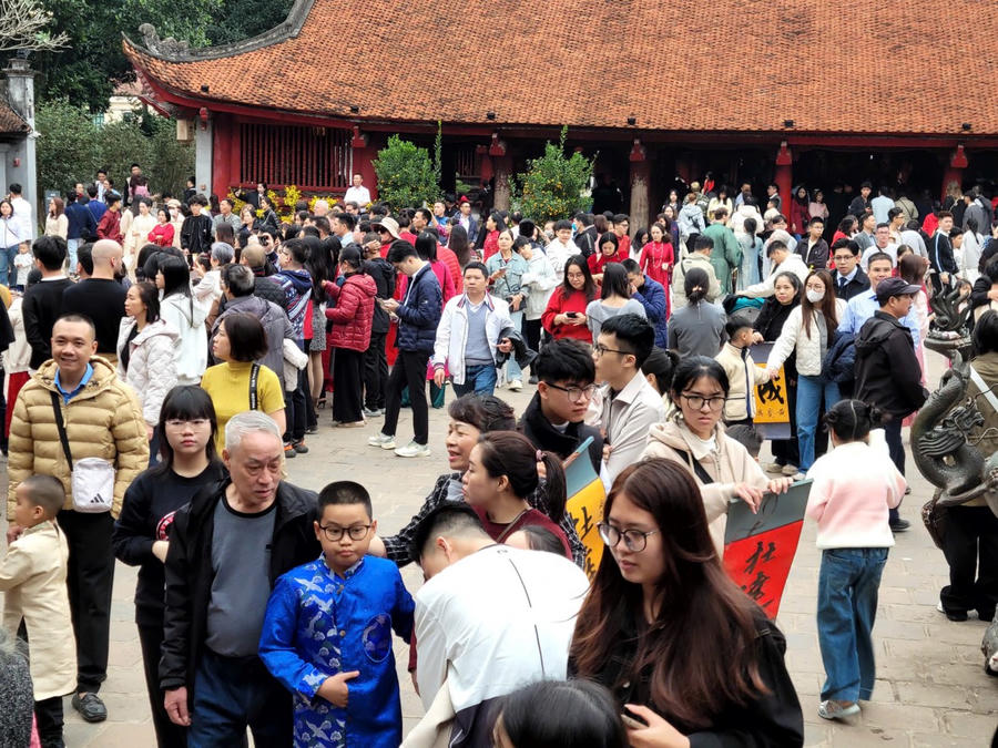 Lượng khách đến Văn Miếu - Quốc Tử Giám rất đông trong chiều ngày mùng 2 Tết Nguyên đán Bính Ngọ 2026. (Ảnh: Phạm Duy)