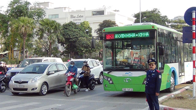 Lực lượng Thanh tra giao thông, Cảnh sát giao thông được bố trí phân làn đường các tuyến buýt nhanh đi qua.