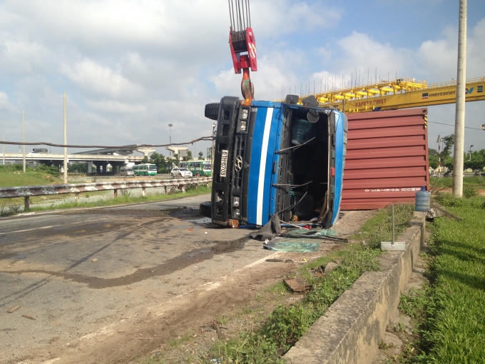 Chiếc container gặp nạn lúc sáng.