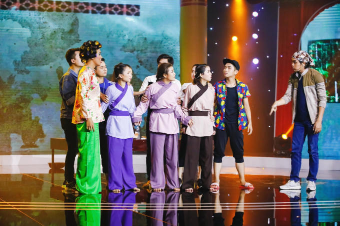 Thót tim kiều nữ Làng Hài Mở Hội nhai than, nuốt kiếm mưu sinh