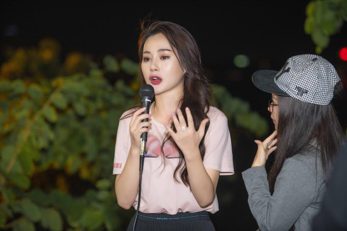 Phương Oanh khoe giọng hát trong buổi gặp fan