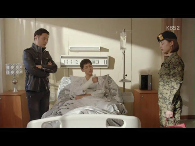 Hậu duệ mặt trời tập 14: Mỹ nam Song Joong Ki bị bạn gái mắng té tát vì lao đầu vào nguy hiểm