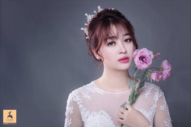 Ngắm c&aacute;c nữ CĐV xinh đẹp h&uacute;t hồn -