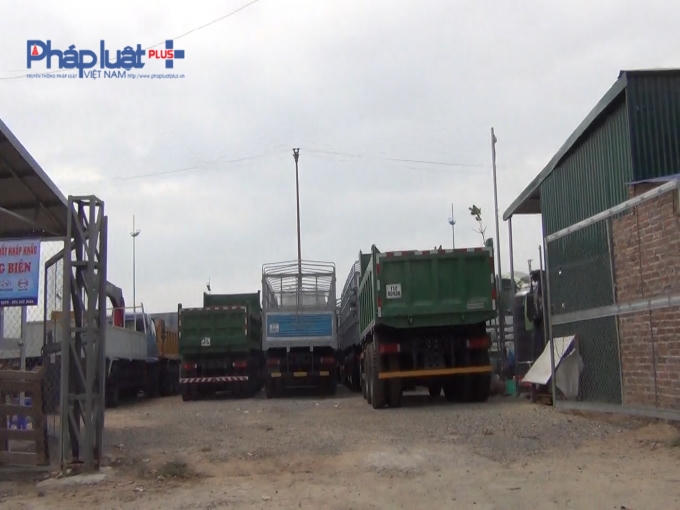 Nguy cơ cháy nổ từ những bãi xe trái phép này là rất cao vì không được trang bị thiết bị phòng cháy chữa cháy đầy đủ.