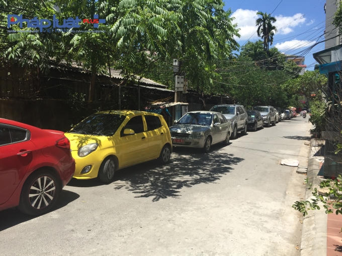 Hàng ngày các xe ô tô đậu kín ngõ, gây nhiều ảnh hưởng tới đời sống người dân tại đây.