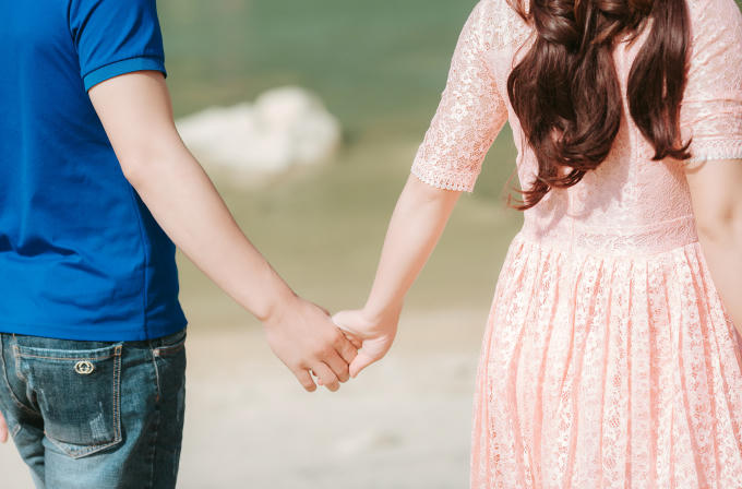Hai bạn trẻ mong muốn lưu giữ lại những khoảnh khắc đẹp tại những địa danh du lịch nổi tiếng của địa phương.