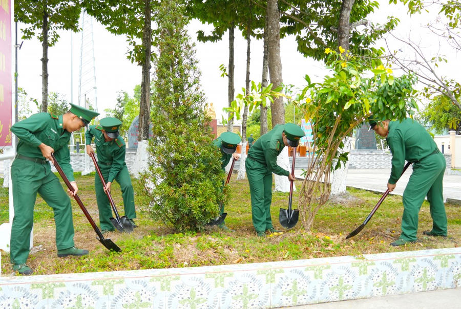 Chiến sĩ BĐBP tỉnh Cà Mau trồng và chăm sóc cây xanh trong doanh trại.