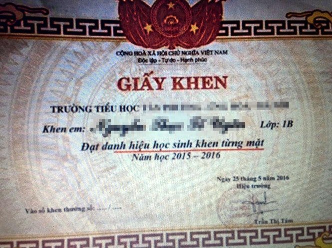 Tờ giấy khen với dòng chữ