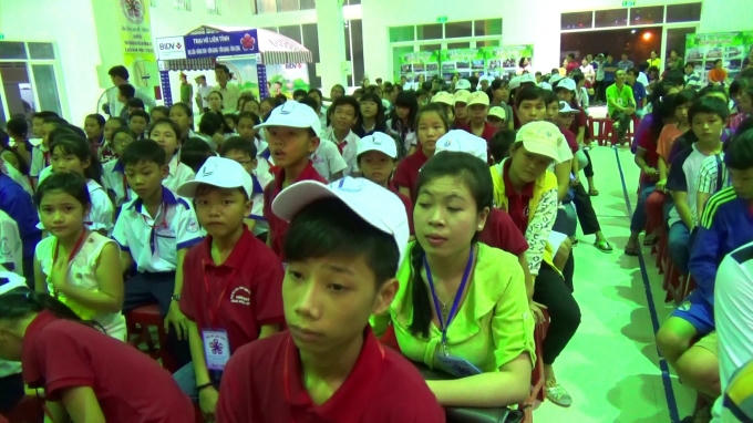 Đông đảo các em tham gia buổi lễ.