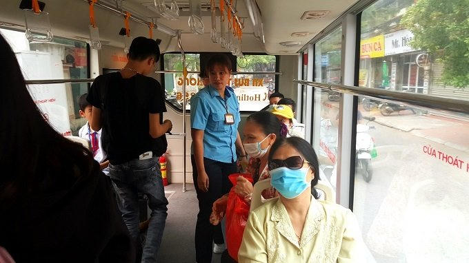 Với chị Ánh và những đồng nghiệp nữ làm nghề phụ xe buýt, ngày 20/10 cũng giống như bao ngày khác