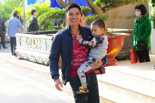 Anh Nguyễn Văn Thảo (Vân Đình, Hà Nội) cũng như vỡ òa trong niềm hạnh phúc khi được gặp lại cậu con trai 3 tuổi sau một thời gian dài xa cách. Trong khi cậu con trai tíu tít ôm chặt lấy bố, bi bô hỏi thăm sức khỏe thì anh Thảo mắt rơm rớm vì xúc động. Anh Thảo tâm sự hôm nay anh rất bất ngờ vì được cả gia đình hai bên nội ngoại đến đón và động viên mình.