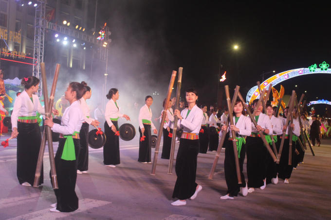 Mỗi huyện sẽ lựa chọn những nét văn hóa đặc sắc của địa phương mình, luyện tập để trình diễn tại lễ hội, góp phần tạo nên bức tranh văn hóa đa sắc màu của miền đất Tổ.
