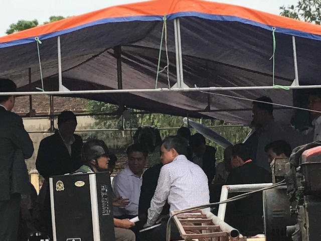 Cuộc họp diễn ra ngay trong lán dựng ở sân nhà văn hóa.