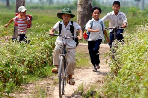 Hàng triệu học sinh nghèo, có hoàn cảnh đặc biệt khó khăn đã có cơ hội tới trường nhờ quy định cho vay của Chính phủ. (Ảnh: Người đưa tin)