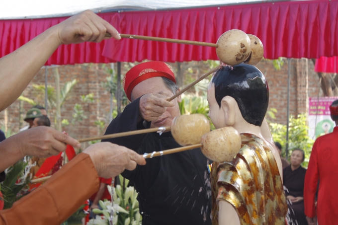 Mỗi người dùng gáo múc hai gáo để tắm Phật.