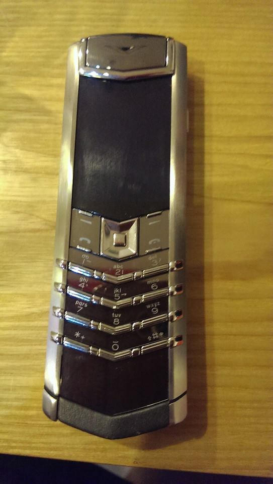 Chiếc Vertu khá đắt tiền của Phương hay dùng.