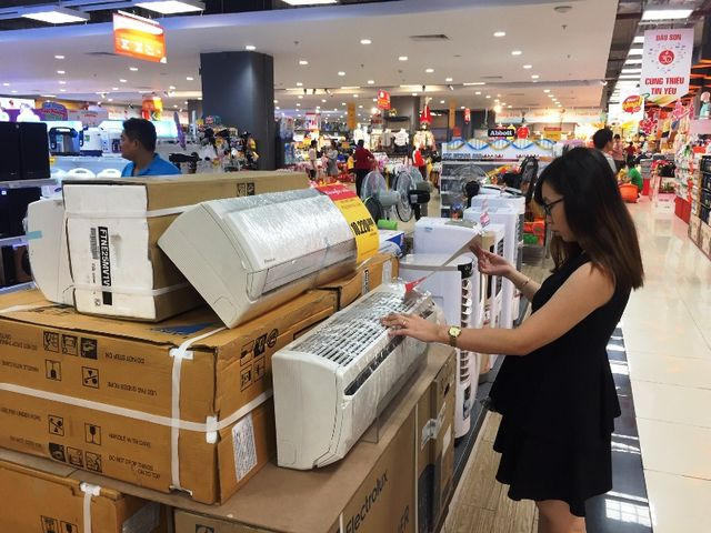 Người dân TPHCM đến các siêu thị điện máy, trung tâm thương mại tìm hiểu và chọn mua máy lạnh, quạt hơi nước. Ảnh: Đại Việt