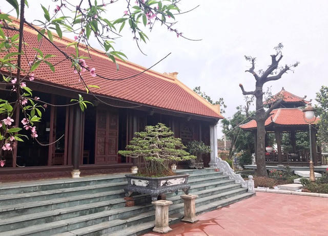 Mái của căn nhà được lớp ngói mới, nền nhà từ gạch cũng được nâng cốt và lát đá cho cao ráo, thoáng đãng.