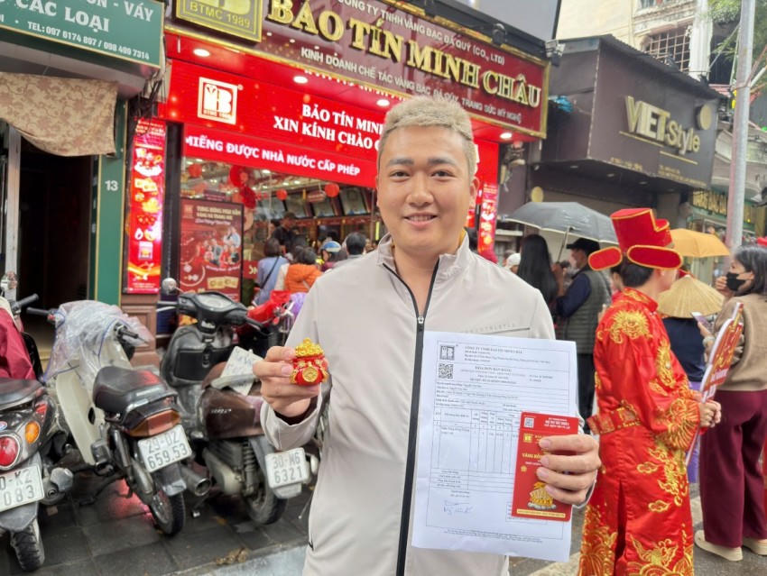 Niềm vui của 1 người dân khi đã mua được vàng ngày vía thần tài.