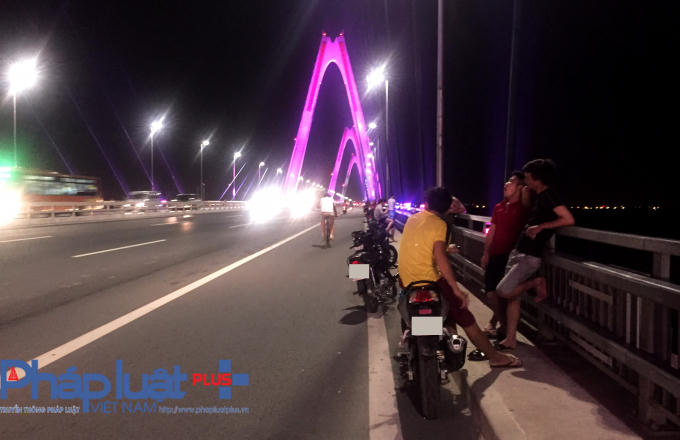 Rất nhiều người vô tư dừng đỗ xe trên cầu Nhật Tân.