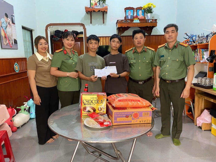 Lan tỏa nghĩa tình từ Chương trình "Mẹ đỡ đầu": Khi sắc phục Công an mang theo hơi ấm mùa xuân.
