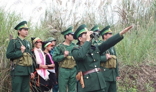 Bộ đội Biên phòng Lai Châu phối hợp cùng dân quân địa phương tuần tra biên giới.