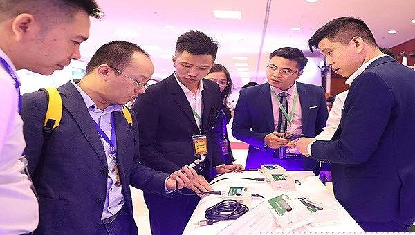 Các đại biểu tham quan gian hàng được trưng bày bên lề Diễn đàn