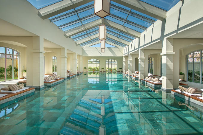 Những chiếc ghế dài êm ái được xếp đặt bên bể bơi vô cực để chủ nhân villa FLC Luxury Resort Samson có thể thư giãn bất cứ khi nào. Chỉ cần vài bước chân, du khách có thể hòa mình vào làn nước trong xanh và tận hưởng sự riêng tư tuyệt đối.
