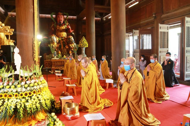 Lễ Phật đản diễn ra trong không khí trang nghiêm thành kính.