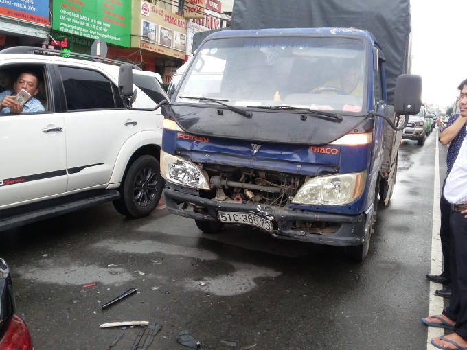 Kẹt xe do tai nạn liên hoàn, các phương tiện xếp hàng dài dưới mưa