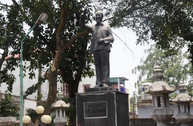 Ngôi làng ven sông Cà Lồ chung tay dựng tượng Bác Hồ nặng 575kg