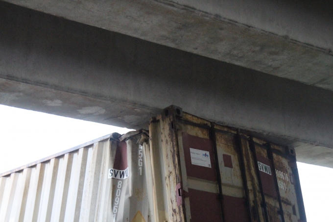 Thùng container bị móp méo.