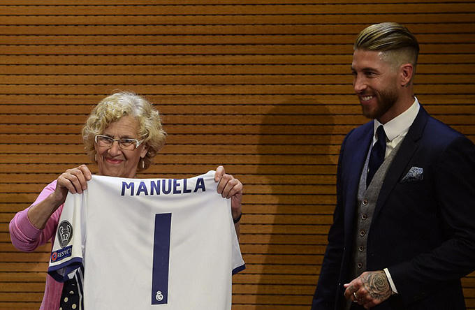 Ramos bên cạnh Thị trưởng thánh phố Madrid